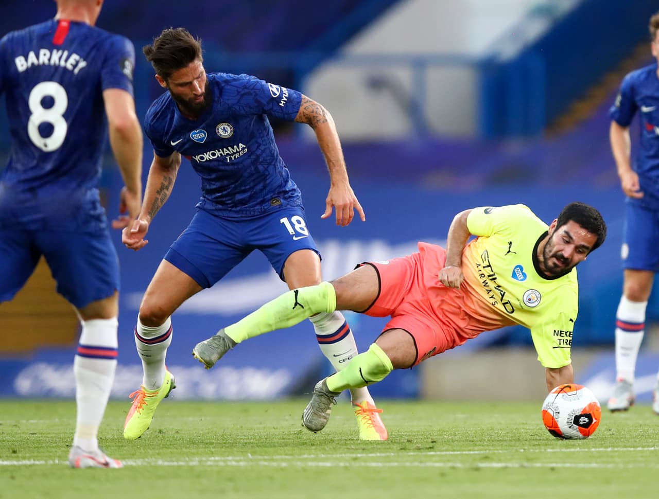 Olivier Giroud baja un poco para presionar a Ilkay Gundogan, pero lo hace con demasiada fuerza y le regala una falta al Manchester City.