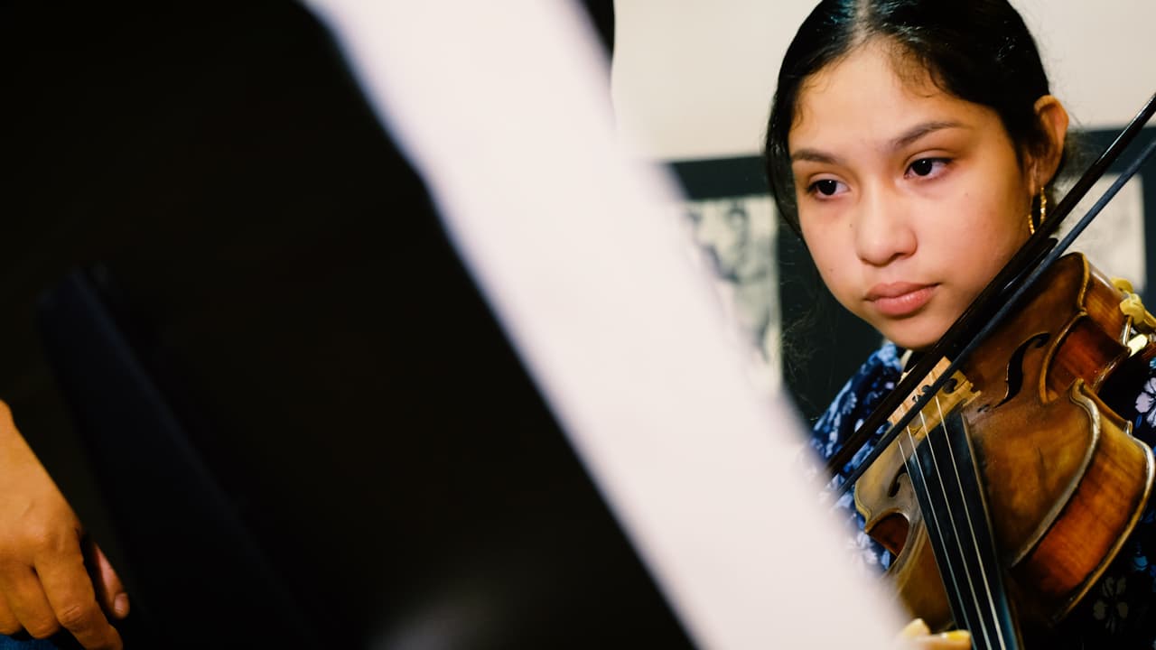 César Maldonado es banquero y es el fundador de la Fundación Herencia de México que se dedica a promover el mariachi entre los jóvenes del sur de Chicago. Hace unos años los estudiantes grabaron un disco y fueron nominados al Grammy. Ahora giran por el mundo.