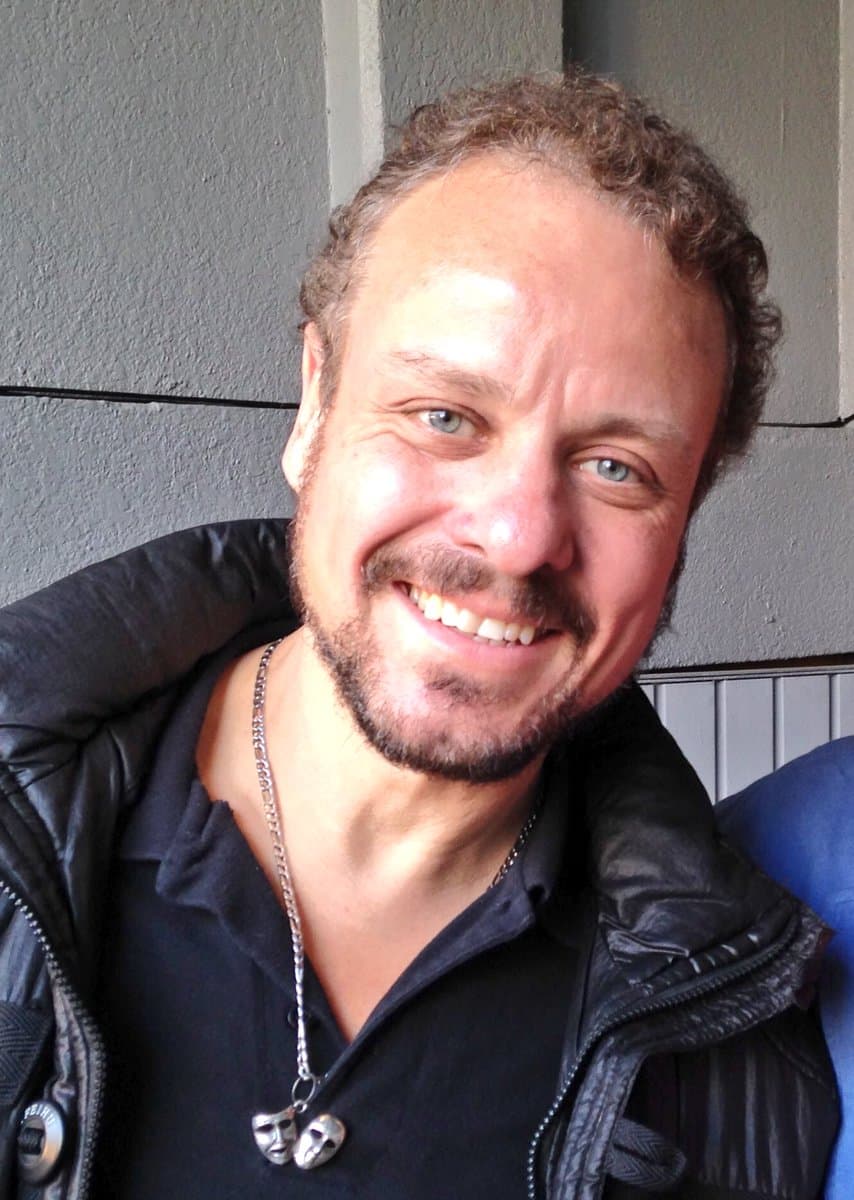 El actor también confesó que la primera vez que se subió a un avión, después de la cirugía, no tuvo que pedir una extensión para el cinturón de seguridad, hecho que lo conmovió de felicidad hasta las lágrimas.