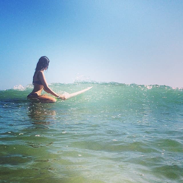 La estrella es muy aficionada a visitar la playa y nadar en las olas.