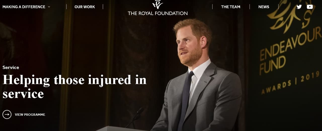 Por ejemplo, se puede observar que siguen apareciendo imágenes del trabajo que hizo Meghan Markle para el libro de cocina 
<b><a href="https://www.univision.com/entretenimiento/realeza/a-meghan-la-habiamos-visto-hacer-casi-de-todo-pero-nos-faltaba-verla-cocinar" target="_blank">'Together: our community cookbook'</a></b>, que tiene como finalidad la recaudación de fondos para las comunidades afectadas por el 
<b><a href="https://www.univision.com/noticias/incendios/en-fotos-asi-quedo-el-interior-de-la-torre-grenfell-de-londres-tras-el-devastador-incendio-fotos">incendio en la torre Grenfell.</a></b>
<a href="https://www.univision.com/noticias/incendios/en-fotos-asi-quedo-el-interior-de-la-torre-grenfell-de-londres-tras-el-devastador-incendio-fotos"> </a>También existe aún información del programa 
<b><a href="https://www.royalfoundation.com/programme/the-endeavour-fund/" target="_blank">Endeavour Found</a></b> del príncipe Harry que apoya a militares heridos en combate.