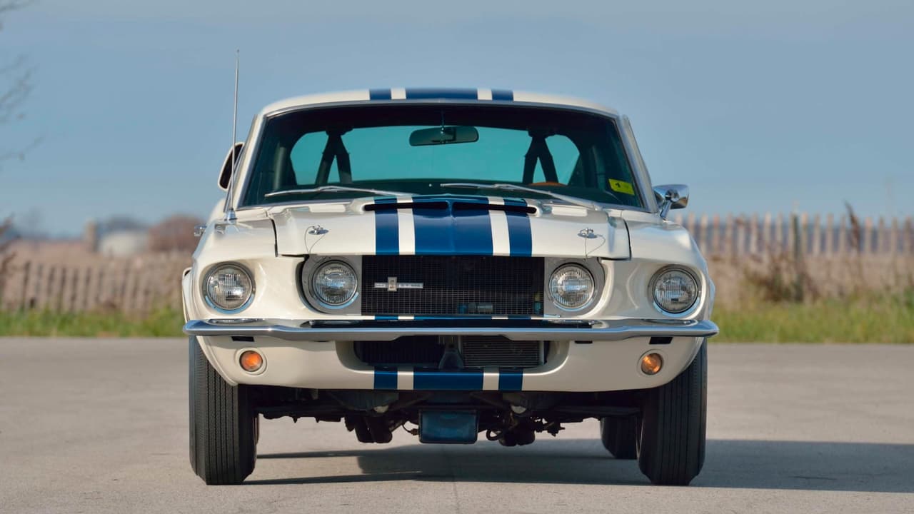 El Shelby GT500 Super Snake 1967 es un auto muy especial y único. De hecho 
<b>solo uno fue construido</b>. 
<br>
<br>Primero un poquito de historia. Después de dos años rompiendo records de ventas, el Ford Mustang había levemente remodelado para 1967, permitiendo la instalación de motores V8 de bloque grande o alta cilindrada. 
<b>Carrol Shelby</b> el pintoresco corredor tejano detrás del Ford GT 40 ganador de los tres primeros puestos en 1966 de las 24 horas de Le Mans, comenzó a construir una serie de sus Shelby Mustangs, que hasta 1966 había estado restringidos al uso de motores de 4.7 litros, equipados con enormes motores de 428 pulgadas cúbicas (7.0 litros). El auto fue bautizado como 
<b>Shelby GT500 1967</b>.
