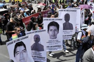 Padres de los normalistas llamaron a la gente a sumarse a esta protesta.