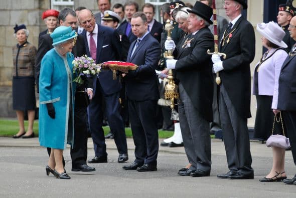 La reina Elizabeth II asiste a la ceremonia de las llaves.