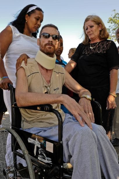 20 de julio. El gobierno da al ex preso político parapléjico Ariel Sigler permiso de salir del país, tras mediar el cardenal Ortega. El jefe parlamentario Ricardo Alarcón dice que habrá más liberaciones de las 52 anunciadas y que los excarcelados pueden quedarse en Cuba.