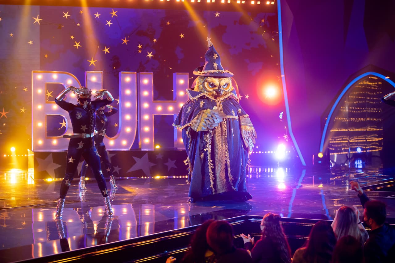 Búho cantó 'No Podrás', de Cristian Castro y los 'investigadores' coincidieron en señalar que se trataba de alguien que sí era cantante.