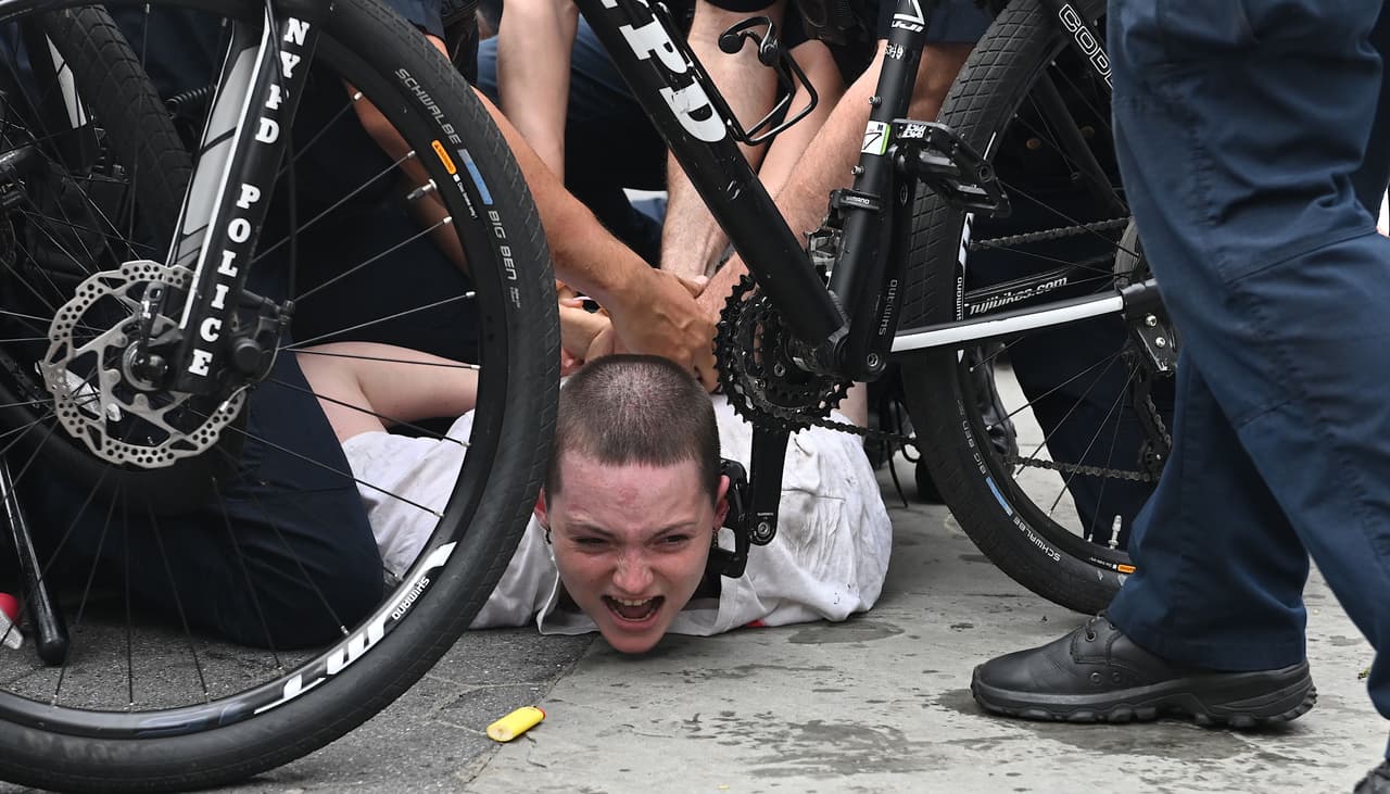 Policía arresta a manifestante durante las protestas en Manhattan tras la muerte de George Floyd, 30 mayo 2020.
