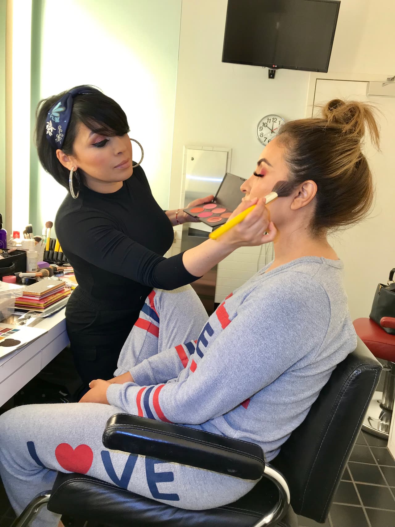 Nos encontramos a
<b>La Bronca</b> poniéndose muy guapa.