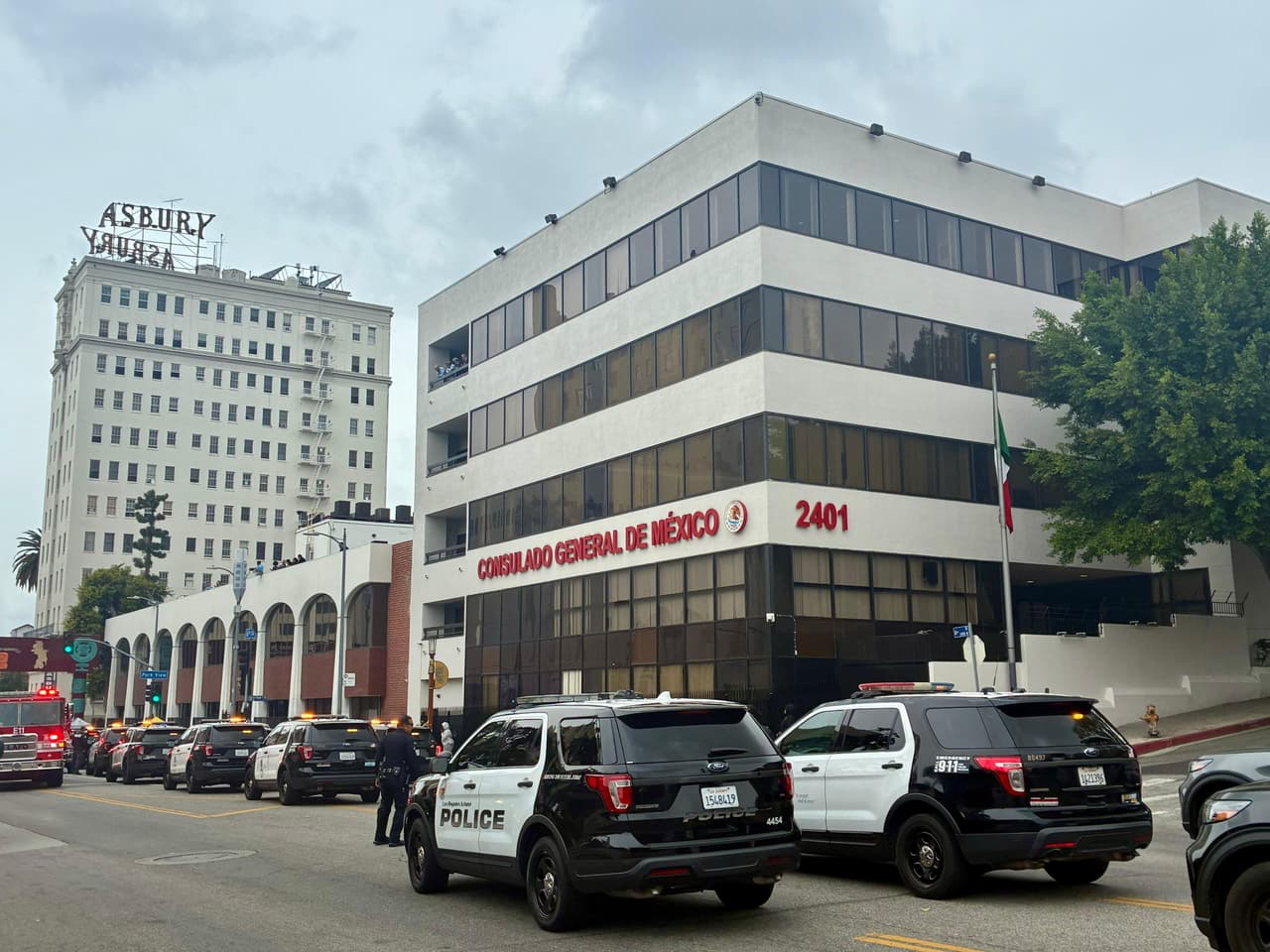 Movilizan a la policía cerca del Consulado de México en Los Ángeles por incidente con arma blanca