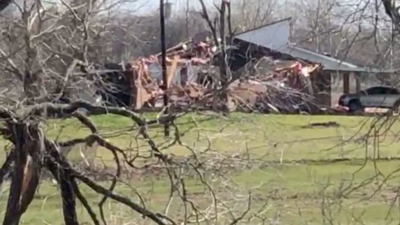 Aunque en la zona se aprecian varias viviendas dañadas, las autoridades aseguran que solamente se recibió un reporte.