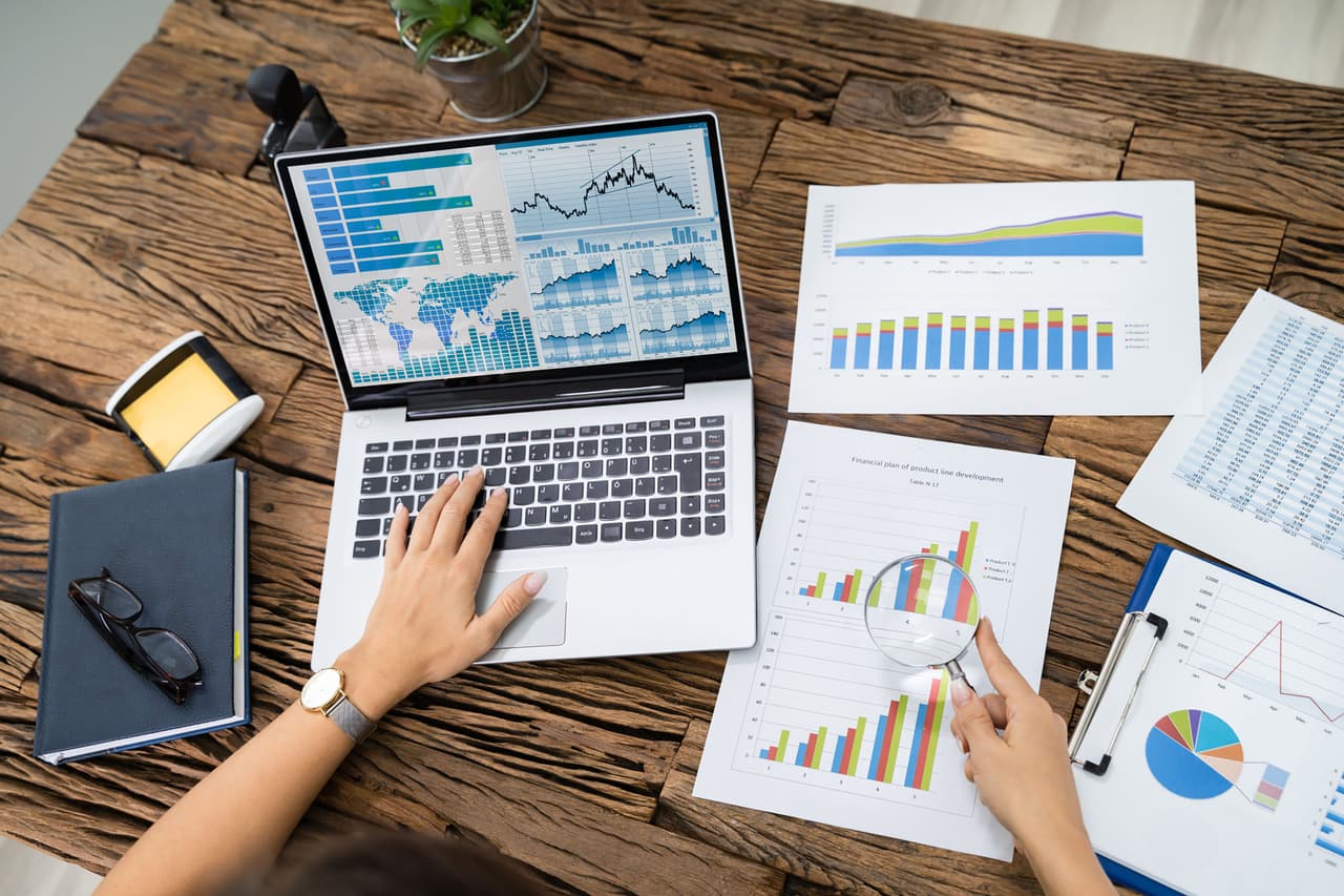 <b>Puesto 8. Estadístico</b>
<br>
<br>Industria: negocios
<br>
<br>Salario anual promedio: 92,270 dólares
<br>
<br>Tasa de desempleo: 2%
<br>
<br>Proyección del crecimiento para 2030: 35% (14,900 nuevos trabajos)
<br>
<br>Realizan análisis estadísticos para todo tipo de industrias, desde la farmacéutica hasta los deportes, las comunicaciones o la medicina. Deben tener una licenciatura en estadística, pero necesitan un doctorado si desean ser profesores o investigadores.