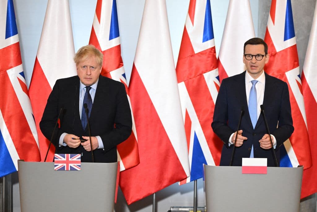 El primer ministro británico, Boris Johnson (izquierda), junto a su homólogo polaco, Mateusz Morawiecki, en rueda de prensa conjunta desde Varsovia.