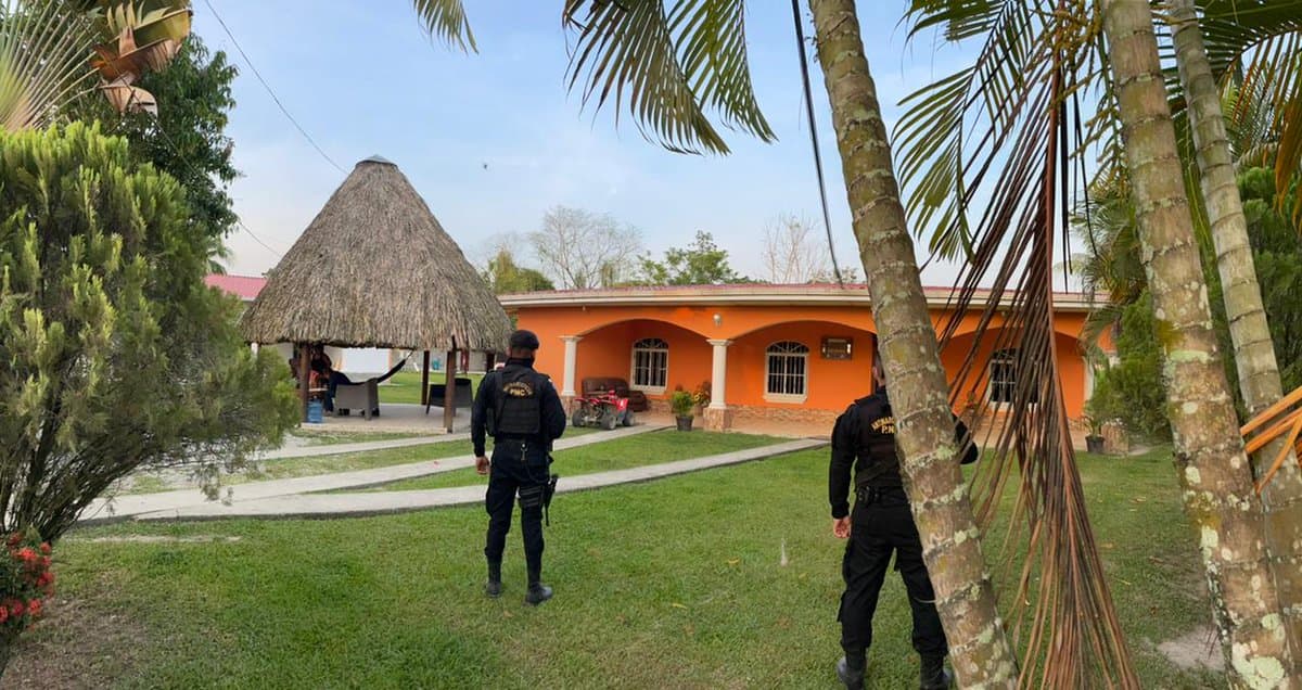 <b>Otros delitos en Guatemala. </b>El Ministerio Público explicó que además de la orden de captura con fines de extradición solicitada por la Justicia estadounidense, Chacón tiene otra orden de detención en Guatemala por los delitos de almacenamiento, tráfico, comercio ilícito de drogas y conspiración para asesinato.
<br>