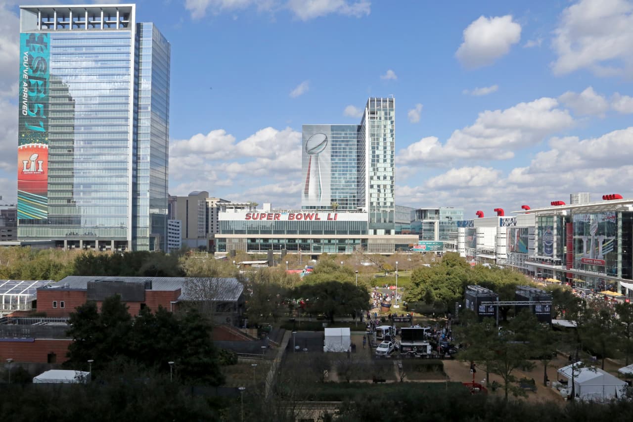 12.- 
<b>Houston</b>: La ciudad presenta uno de los resultados más comprometidos del ranking en materia de seguridad, con una puntuación total de 41.01. Su situación más crítica se observa en el riesgo de desastres naturales, categoría en la que ocupa el puesto 182, reflejando una alta exposición frente a posibles eventos adversos. Además, registra posiciones bajas en seguridad del hogar y la comunidad (165) y seguridad financiera (157), lo que evidencia desafíos tanto en la protección del entorno cotidiano como en la estabilidad económica. En conjunto, sus indicadores muestran una vulnerabilidad amplia en las tres dimensiones analizadas.