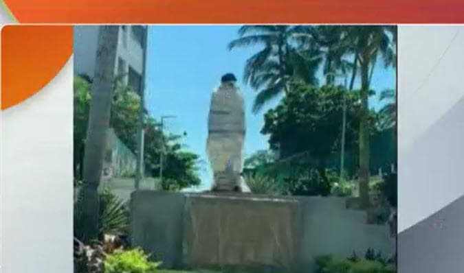 Pero la estatua generó repudio entre algunos residentes, pues consideran que los recursos destinados en ella pudieron ser ocupados para otras obras sociales. El 14 de octubre, 
<b>Despierta América</b> reportó que en redes sociales comenzaron a circular fotos del monumento cubierto con cintas y bolsas. 
<br>