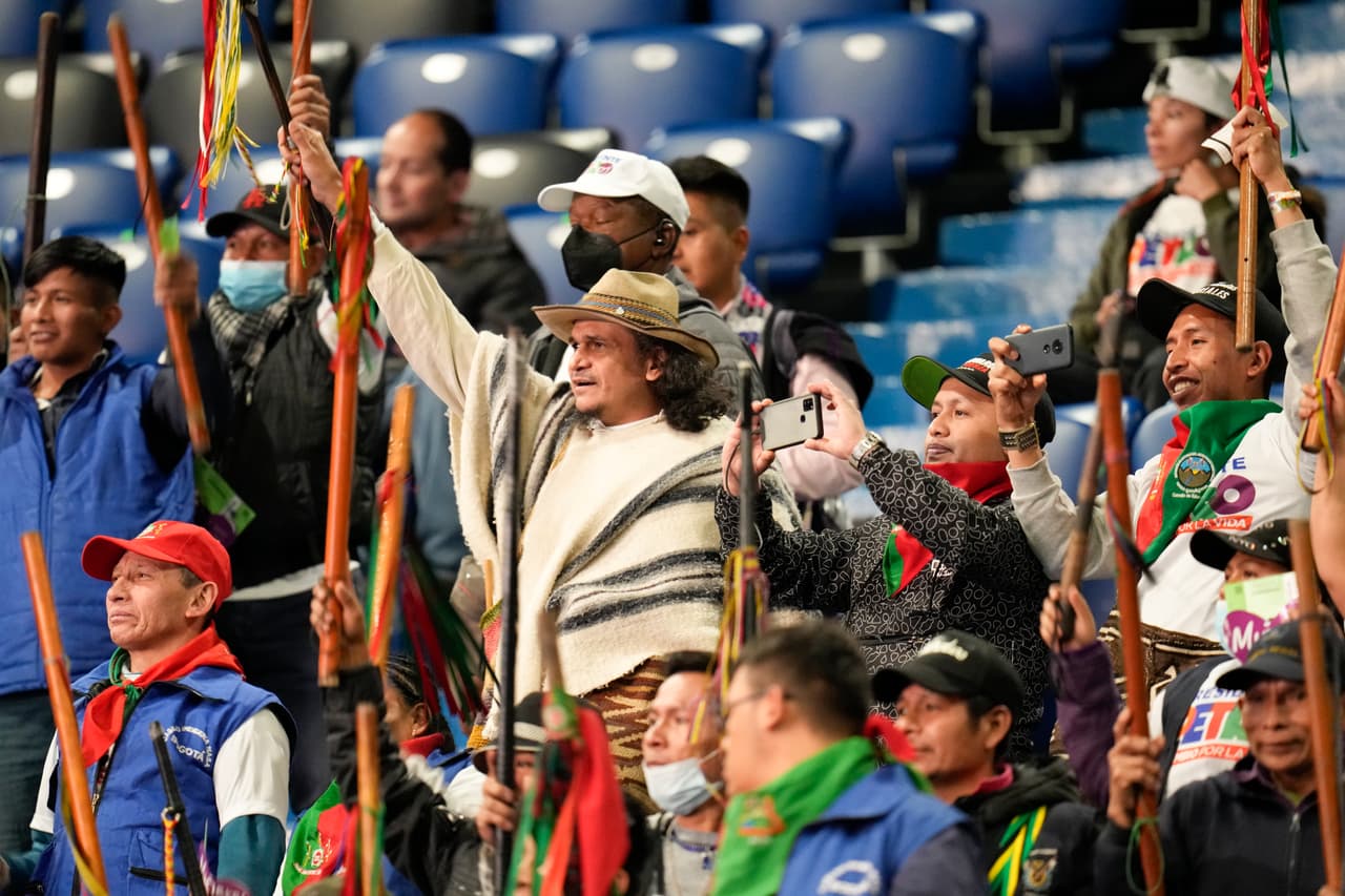 Simpatizantes de Petro celebran su victoria. 
<a href="https://www.univision.com/shows/al-punto/se-puede-ganar-la-presidencia-a-traves-de-las-redes-sociales-asi-han-hecho-sus-campanas-los-candidatos-colombianos-video">Gustavo Petro</a>, un senador de 62 años, llevó a cabo su tercera campaña presidencial. Su victoria pone fin a la prolongada marginación de la izquierda por parte de los votantes debido a su asociación percibida con el conflicto armado de la nación.