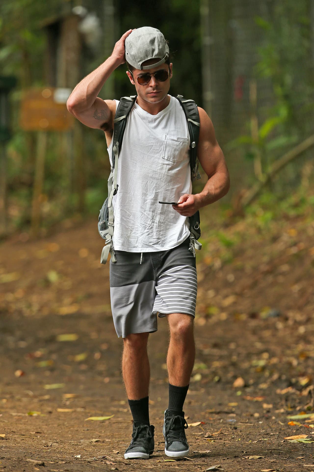 Tanta visita al gimnasio le ha dado muy buenos resultados al guapísimo Zac Efron. Con esos brazotes se antoja un buen apretón.