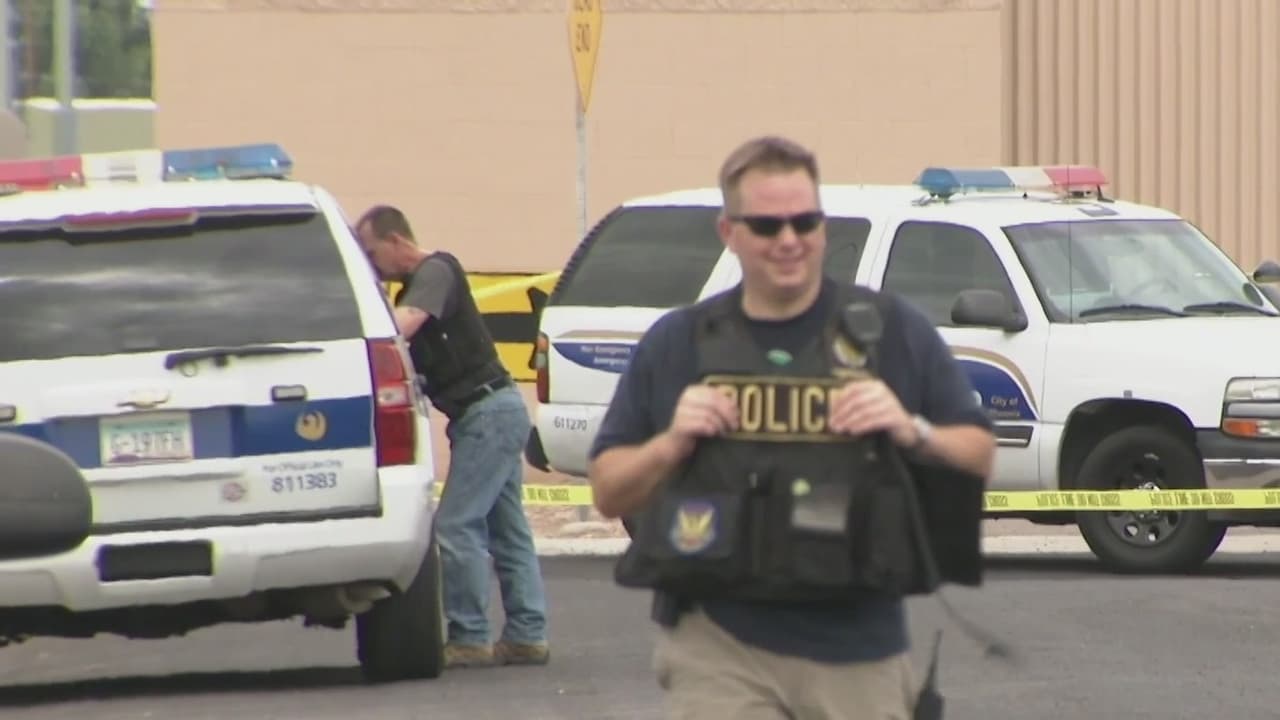 <a href="https://www.univision.com/local/arizona-ktvw/denunciar-un-crimen-de-forma-anonima-y-segura-con-el-programa-de-testigo-silencioso-en-phoenix">Si ve algo, diga algo</a>: La policía de Phoenix recuerda a la comunidad hispana la importancia de denunciar cualquier información vinculada a un crimen con la seguridad de que sus datos personales permanecerán anónimos.