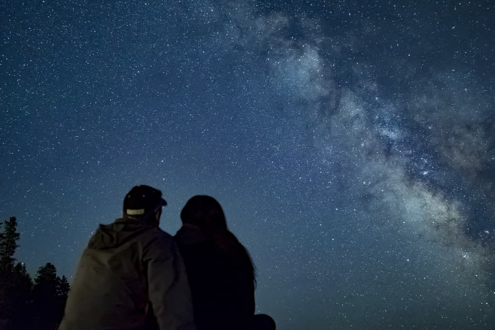 Las noches entre el 11 y el 13 de agosto tendremos nuevamente otra lluvia de estrellas de las Perseidas.
<br>Es hora de salir de casa, mirar el cielo, respirar hondo, disfrutar unas horas románticas junto a esa persona especial, o si no se tiene, de meditación con uno mismo.