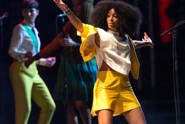 Unos fueron a trabajar, otros a divertirse y otros a pasar sencillamente desapercibidos por las fachas que lucieron. Te traemos las estampas de los ricos, famosos y muy fachosos, así vieron a las celebridades que disfrutaron del festival musical Coachella en Indio, California. ¿Los reconoces? ¿Quieres ver más?: Las fotos que no te puedes perder