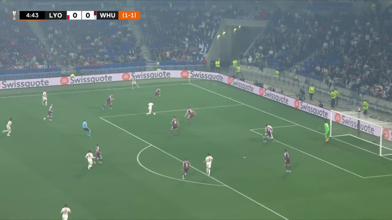 ¡CERCA! Karl Toko-Ekambi disparó que se estrella en el poste.