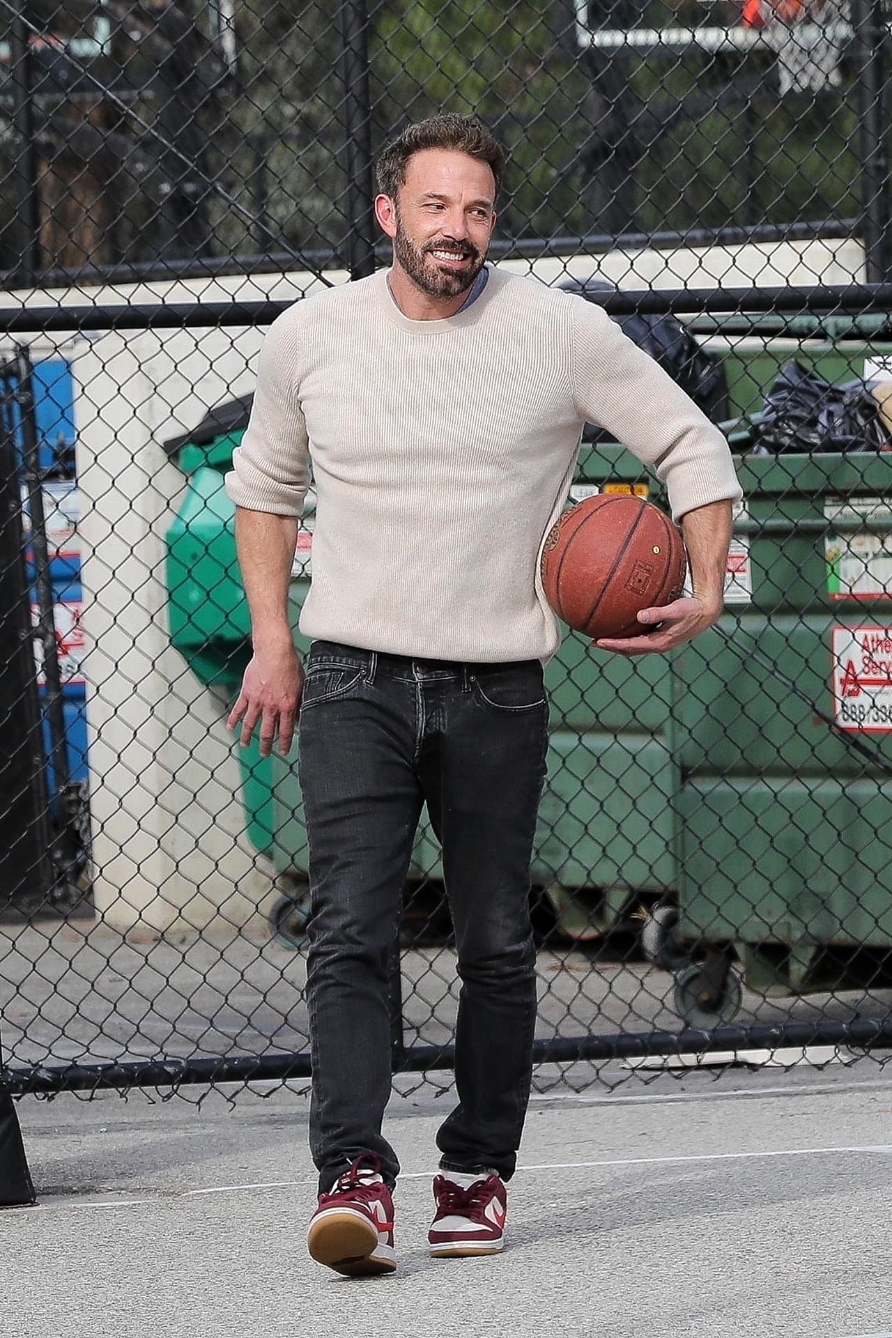 Padre e hijo se fueron a Beverly Hills Park la tarde del sábado 12 de noviembre y fueron vistos jugando basquetbol.
<br>