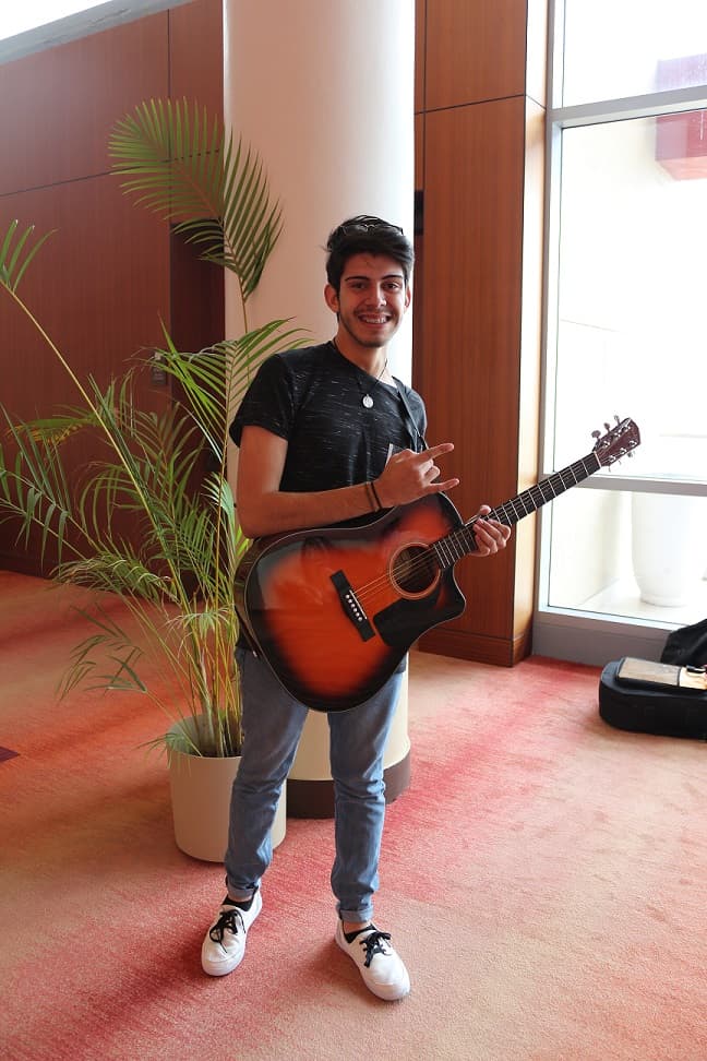 Estos chicos trajeron sus guitarras para las audiciones de La Banda en Puerto Rico.