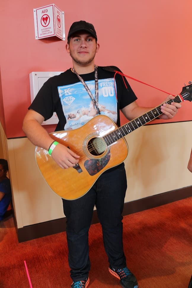 Estos chicos trajeron sus guitarras para las audiciones de La Banda en Puerto Rico.
