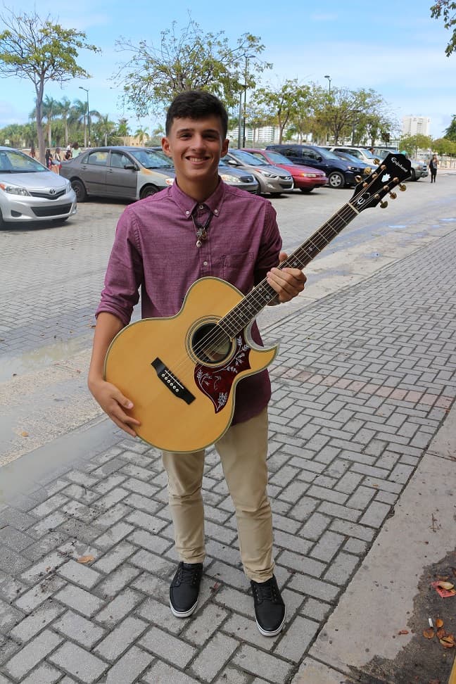 Estos chicos trajeron sus guitarras para las audiciones de La Banda en Puerto Rico.
