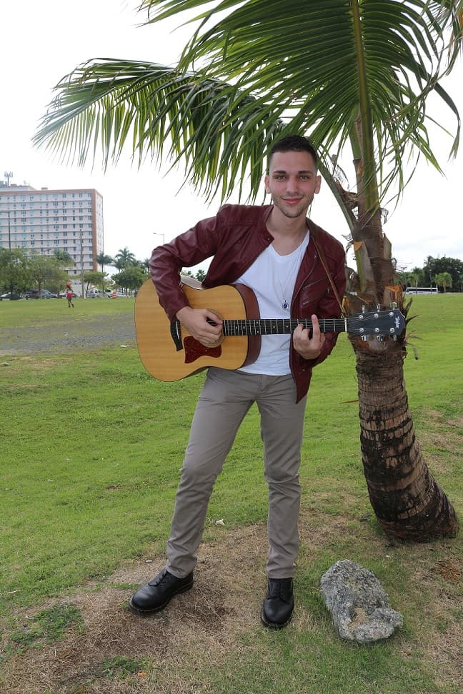 Estos chicos trajeron sus guitarras para las audiciones de La Banda en Puerto Rico.