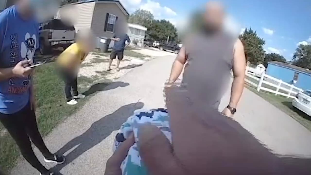 "Tienes que respirar bebé, por favor": video capta a oficial en Texas mientras salva a un bebé de 20 días