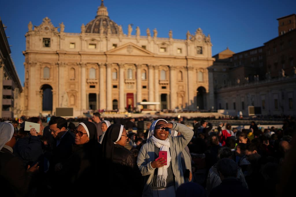 La plaza de San Pedro en la mañana de este sábado. (AP Photo/Emilio Morenatti)