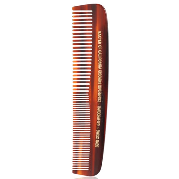 Como en el tiempo de James Dean, el peine de bolsillo es un clásico que regresa por su funcionalidad. Peine de Baxter Of California.