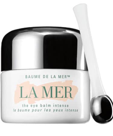 Si ya estamos en el cuidado de la piel, el uso de una crema diaria para minimizar arrugas bajo los ojos es básico. Crema de ojos de La Mer.