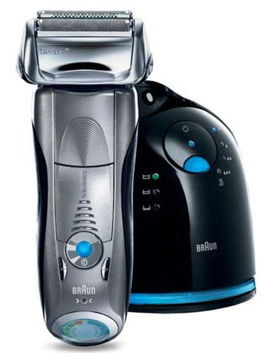 Las navajas y brochas de afeitar te dan un rasurado más perfecto, pero cuando se trata de facilitar la vida, la opción es invertir en una muy buena rasuradora eléctrica, como ésta de Braun.