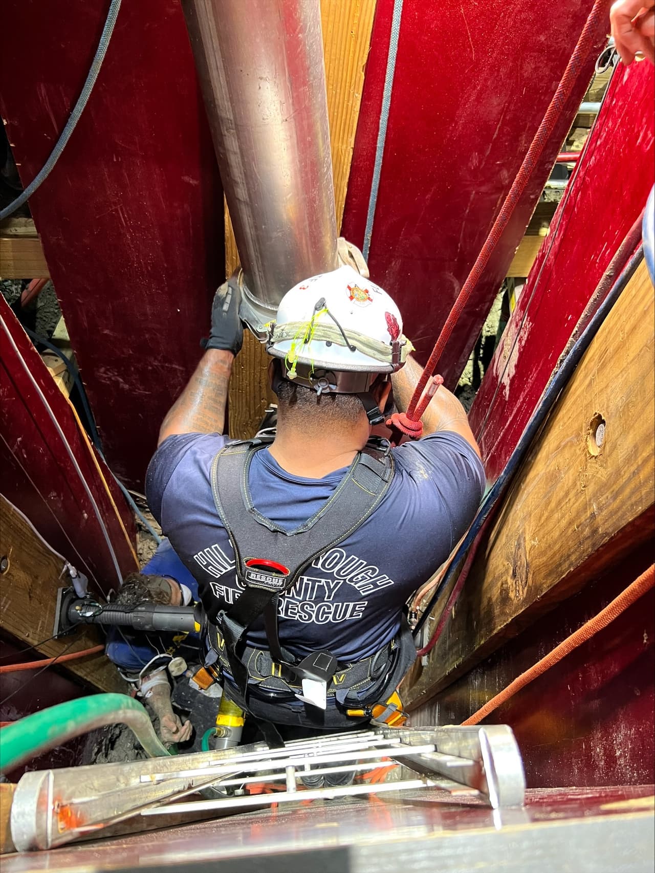 Aunque los equipos de rescate del condado Manatee acudieron a la escena, descubrieron que necesitaban apoyo especializado.