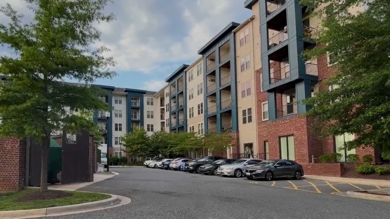 Buscan a dos hombres armados por violento asalto en apartamento de Montgomery