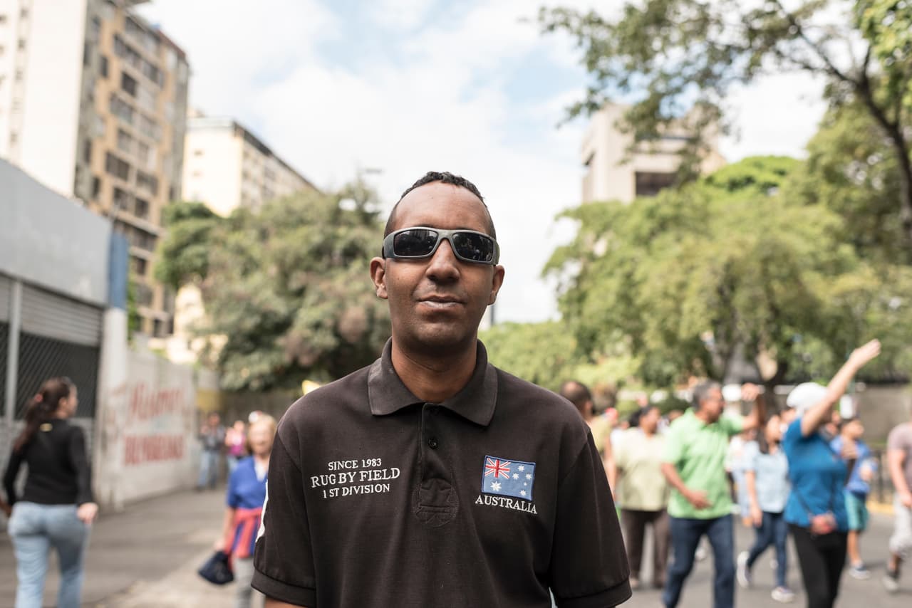 Algunos manifestantes criticaron el sistema de distribución de alimentos del gobierno de Maduro llamado Clap, con el que solo pueden comer una vez al día. En el caso de Robert Suarez, que también es del barrio de Cotiza, dice que apenas consigue dinero para alimentar a su familia. "Ya mi moto no sirve y no puedo llevar comida a mi casa", asegura.