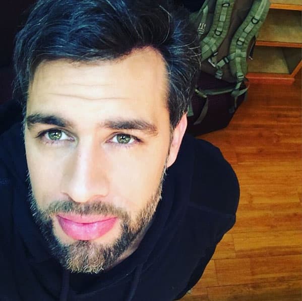 Él es el único famoso de la lista que prefiere mantener su vida personal a reserva en redes sociales, ya que tiene su cuenta de Instagram privada.