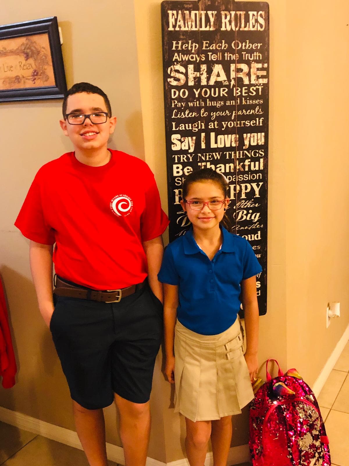 La escuela siempre es más divertida cuando se va con tu hermano mayor.