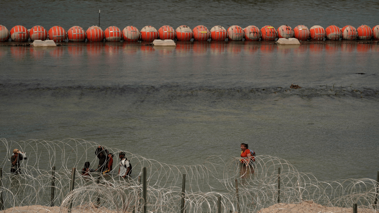Una corte federal ordena a Texas reubicar las boyas para detener a inmigrantes a la orilla del Río Bravo