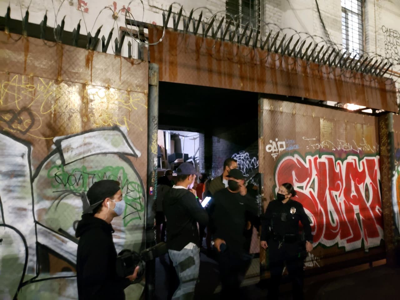 Agentes de las diversas agencias del orden en California, están investigando cada invitación a estas fiestas clandestinas que se publican en su mayoría en redes sociales, para desmantelarlas de inmediato.