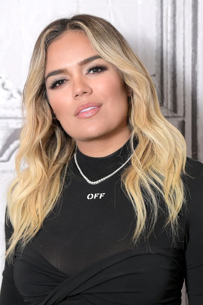 Entre los múltiples
<a href="https://www.univision.com/carros/carros-y-famosos/karol-g-cambia-jeepeta-ferrari-812-gts-anuel-fotos">looks que la artista ha lucido</a> en los últimos años se encuentre el rubio, el cual favorece las tonalidades doradas de su piel.