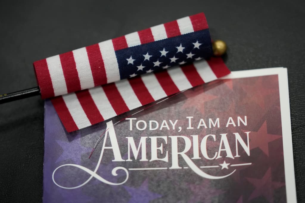 En cada silla, los
<b><a href="https://www.univision.com/local/miami-wltv/funcionarios-inmigracion-podrian-negar-asilo-solicitantes-horas-segun-nueva-medida" target="_blank">inmigrantes</a></b> que cumplieron con todos los requisitos para pedir la ciudadanía de Estados Unidos, hallaron una bandera y el programa del evento que cambiaría sus vidas.