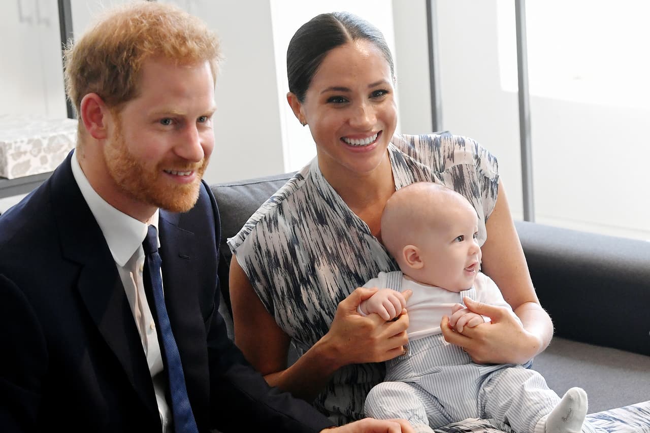 Este Día de Acción de Gracias será el primero que los duques de Sussex festejen en compañía de su pequeño
<b><a href="https://www.univision.com/famosos/meghan-markle-el-principe-harry-y-su-bebe-archie-pasaran-accion-de-gracias-en-eeuu-fotos">bebé Archie</a></b>, quien nació en mayo pasado.