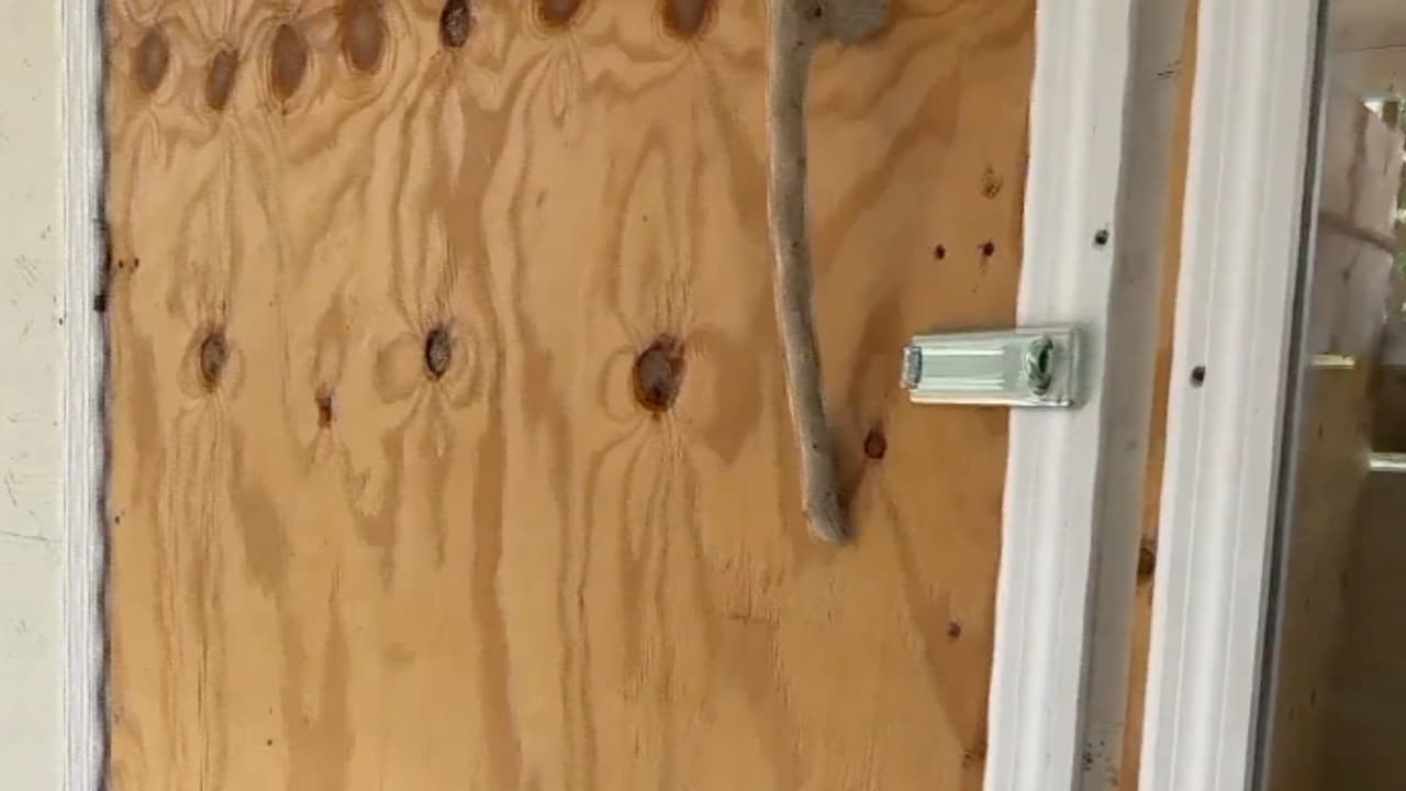 Salió a trabajar y al regresar halló la puerta clausurada: drama en parque de casas móviles Li’l Abner en Sweetwater