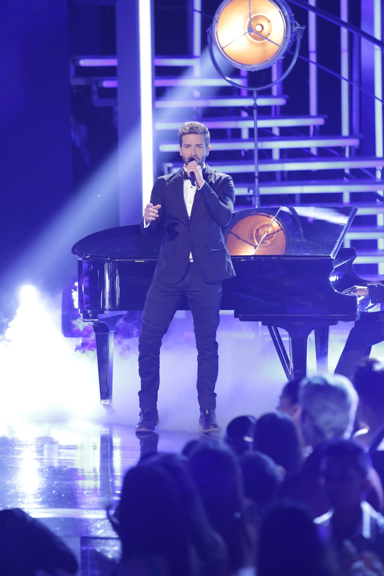 El cantautor español fue parte del desfile en trajes de gala de las finalistas, y se robó todas las miradas y suspiros de las bellas.