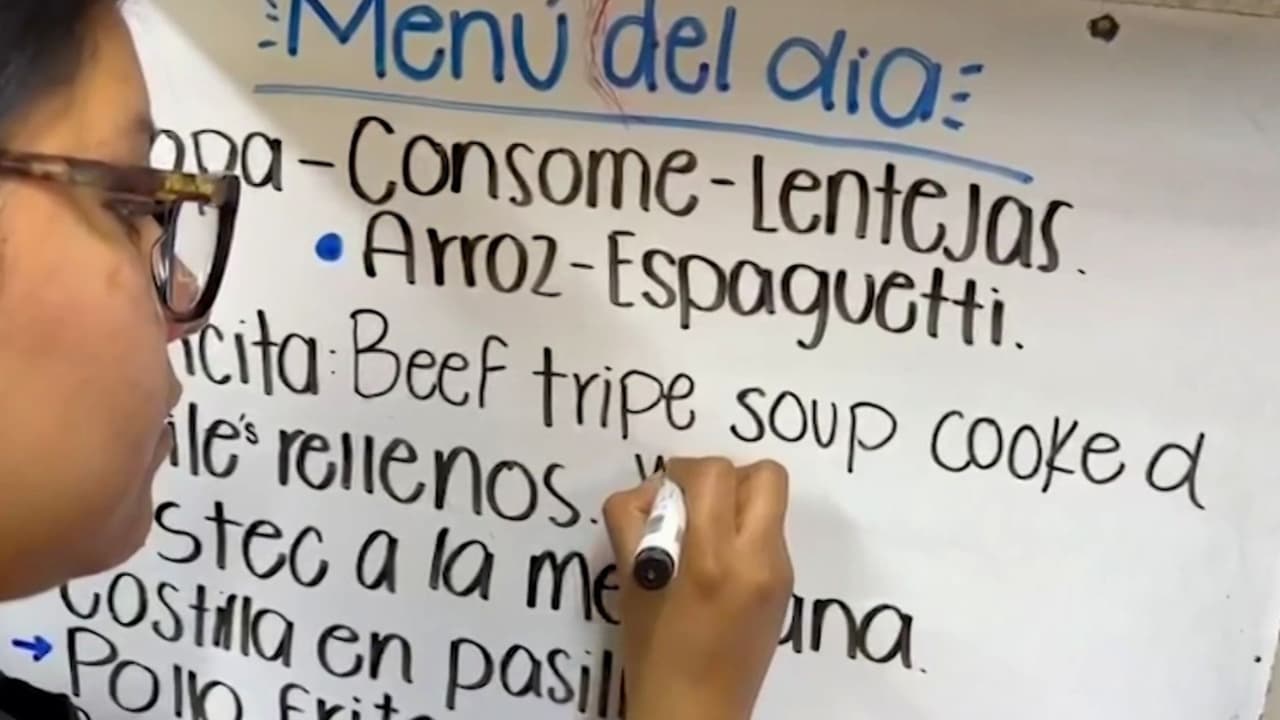 Comerciantes de México cercanos a estadios aprenden inglés y adaptan sus menús para la Copa Mundial
