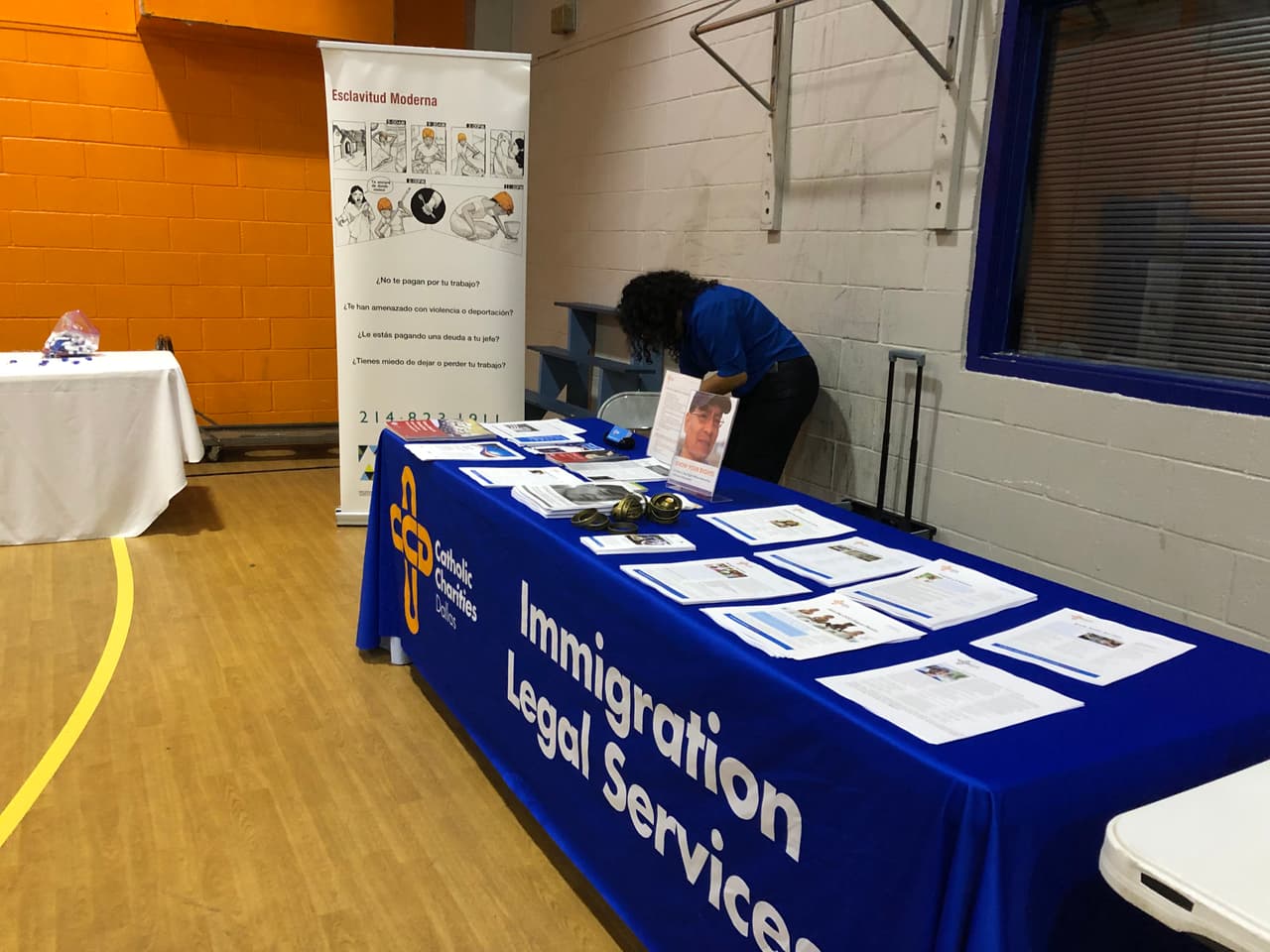 Varias organizaciones también estuvieron presentes para brindar información sobre diversos servicios, como poro ejemplo: Caridades Católicas, la cual asistencia legal gratuita. Si desea obtener más información sobre sus diferentes programas y servicios que brinda, haga
<a href="https://ccdallas.org/need-help/immigration-legal-services/?gclid=CjwKCAjwk93rBRBLEiwAcMapUb_f3xaKpRqXm3SJE0EQtHY95ss35m9EMjdr3fWkgPz80-tffNkWKhoCsfgQAvD_BwE" target="_blank">clic aquí</a>.
<br>
<br>