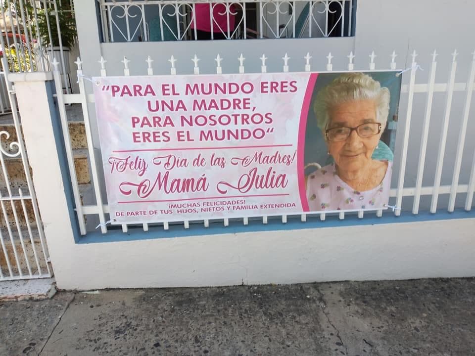 Para esta familia era importante poder visitar a Julia Rodríguez Suárez, la matriarca de la familia, y poder llevarle sus regalos, ya que según indicó su nieta, esta no pierde su tradición de fiesta.